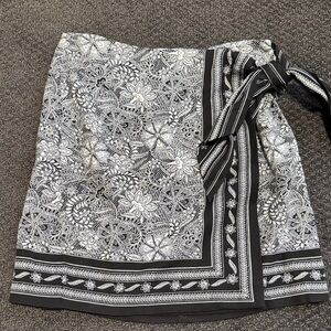 LOFT black and white  Floral wrap  Skirt